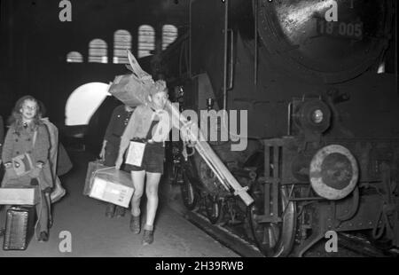 Kinder kommen aus der Kinderlandverschickung nach dem Sudetengau wieder am Anhalter Bahnhof a Berlin An, Deutschland 1940er Jahre. I bambini evacuati ritornano a Berlino dopo il loro soggiorno al Sudetengau, Germania 1940. Foto Stock