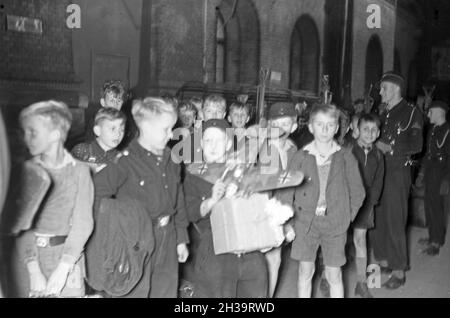 Kinder kommen aus der Kinderlandverschickung nach dem Sudetengau wieder am Anhalter Bahnhof a Berlin An, Deutschland 1940er Jahre. I bambini evacuati ritornano a Berlino dopo il loro soggiorno al Sudetengau, Germania 1940. Foto Stock