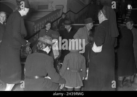 Kinder kommen aus der Kinderlandverschickung nach dem Sudetengau wieder am Anhalter Bahnhof a Berlin An, Deutschland 1940er Jahre. I bambini evacuati ritornano a Berlino dopo il loro soggiorno al Sudetengau, Germania 1940. Foto Stock