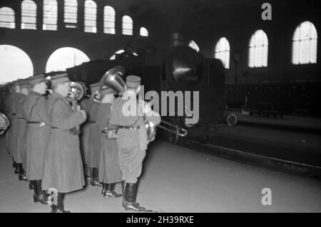 Kinder kommen aus der Kinderlandverschickung nach dem Sudetengau wieder am Anhalter Bahnhof a Berlin An, Deutschland 1940er Jahre. I bambini evacuati ritornano a Berlino dopo il loro soggiorno al Sudetengau, Germania 1940. Foto Stock