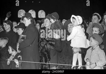 Kinder kommen aus der Kinderlandverschickung nach dem Sudetengau wieder am Anhalter Bahnhof a Berlin An, Deutschland 1940er Jahre. I bambini evacuati ritornano a Berlino dopo il loro soggiorno al Sudetengau, Germania 1940. Foto Stock