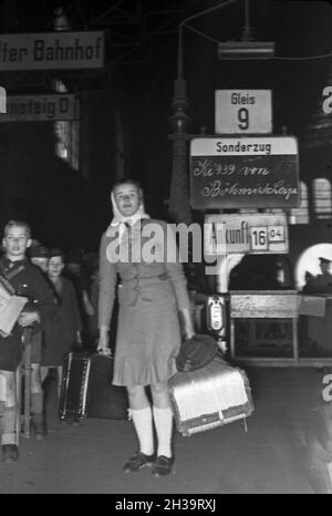 Kinder kommen aus der Kinderlandverschickung nach dem Sudetengau wieder am Anhalter Bahnhof a Berlin An, Deutschland 1940er Jahre. I bambini evacuati ritornano a Berlino dopo il loro soggiorno al Sudetengau, Germania 1940. Foto Stock