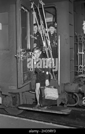 Kinder kommen aus der Kinderlandverschickung nach dem Sudetengau wieder am Anhalter Bahnhof a Berlin An, Deutschland 1940er Jahre. I bambini evacuati ritornano a Berlino dopo il loro soggiorno al Sudetengau, Germania 1940. Foto Stock