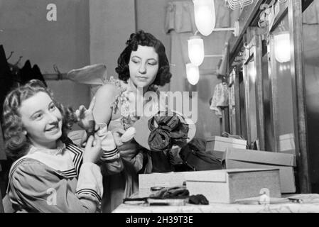 Tänzerinnen in der Umkleidekabine im Opernhaus nella Rom; Italien 1940er Jahre. Il coro delle ragazze nel cambiare camera nell'opera di Roma; Italia 1940s. Foto Stock