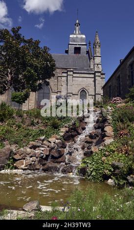 Fougeres, Francia. Ille-et-Vilaine dipartimento, la chiesa di Saint Leonard è stato costruito per la prima volta nella XII Ventury e successivamente ampliato. Il giorno attuale f Foto Stock