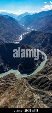 Deqen. 27 ottobre 2021. Foto aerea scattata il 27 ottobre 2021 mostra un'ansa del fiume Jinsha, la parte superiore del fiume Yangtze, nel sud-ovest della Cina. Credit: Jiang Wenyao/Xinhua/Alamy Live News Foto Stock