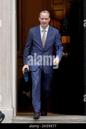 Il vice primo ministro Dominic Raab ha lasciato Downing Street, Londra, dopo aver partecipato ad una riunione del gabinetto davanti al Cancelliere Rishi Sunak che ha consegnare il suo bilancio alla Camera dei Comuni. Data foto: Mercoledì 27 ottobre 2021. Foto Stock