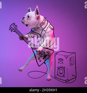 Illustrazione. Un carino cane piccolo, bulldog che suona la chitarra isolato su sfondo blu sfumato neon rosa studio con disegni. Foto Stock