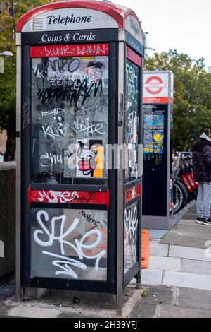 Public Telephone Call Box vandalizzato con Street Art Graffiti a Waterloo Central London Foto Stock