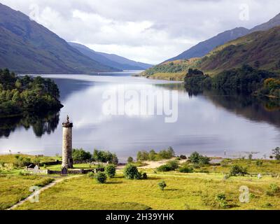 Glenfinnan Monument e Loch Shiel. Highlands, Scozia. Il Monumento di Glenfinnan è un tributo impressionante a coloro che hanno combattuto nelle risate giacobite. Foto Stock