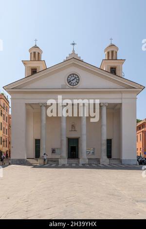 La facciata della basilica di Santa Maria di Nazareth nel centro storico di Sestri Levante, in un momento di tranquillità Foto Stock