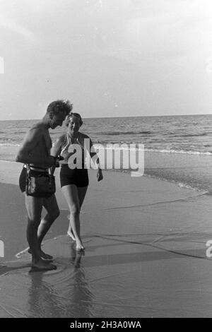 Urlauber am Strand an der Ostsee, Deutschland 1930er Jahre. I turisti sulla spiaggia del Mar Baltico, Germania 1930s. Foto Stock