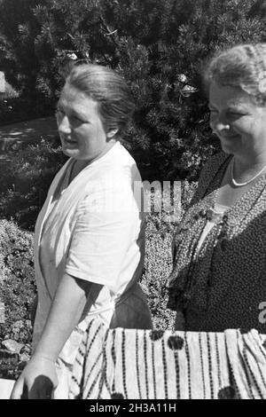 Zwei Frau im Urlaub an der Ostsee, Deutschland 1930er Jahre. Due donne in vacanza sulla costa del Mar Baltico, Germania 1930s. Foto Stock