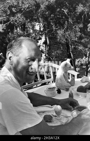 Urlauber beim Frühstück im Urlaub an der Ostsee, Deutschland 1930er Jahre. Vacanziere avente la colazione in vacanza al mare Baltico, Germania 1930s. Foto Stock