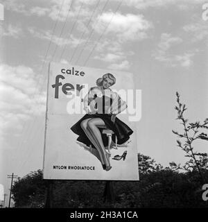 Werbeplakat für Nylonstrumpfhosen an der Autostrada von Mailand nach Navarra, Italien 1950er Jahre. Mostra pubblicitaria calze in nylon all'autostrada tra Milano e Navarra, Italia anni '50. Foto Stock