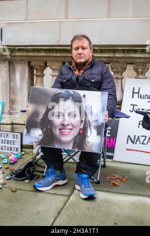 Londra, Regno Unito. 26 ottobre 2021. Richard Ratcliffe si imbarca in uno sciopero della fame al di fuori del Ministero degli Esteri in aiuto della sua campagna Free Nazanin. Credit: Jessica Girvan/Alamy Live News Foto Stock