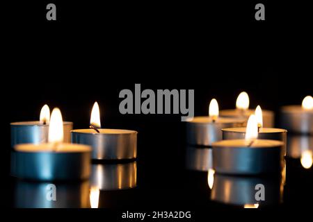 piccole candele stanno bruciando sullo specchio Foto Stock