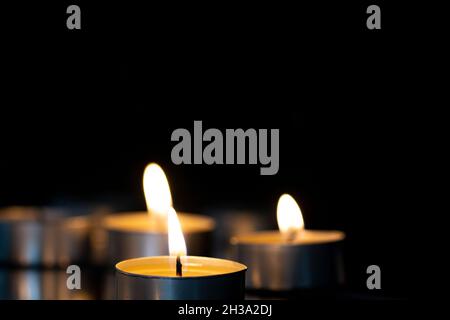 piccole candele stanno bruciando sullo specchio Foto Stock