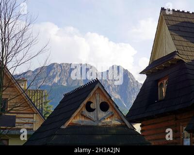 Montagna di Giewont sopra i tetti tradizionali di legno. Zakopane, Polonia Foto Stock