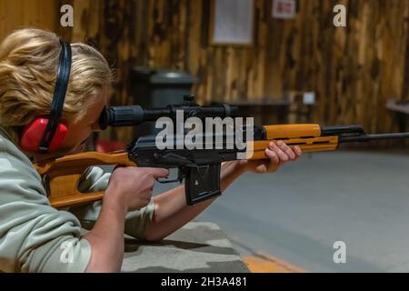 Uomo con fucile da cecchino Dragunov al poligono di tiro Foto Stock