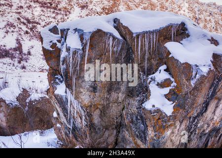 Primo piano. Rocce, neve e ghiaccio in montagna. Kirghizistan Alatoo, Ala-arca, Kirghizistan. Foto Stock