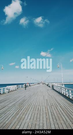 Bellissimo molo e cielo blu a Sopot in inverno, Pomerania, Polonia Foto Stock