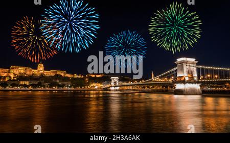 I fuochi d'artificio durante l'anno nuovo a Budapest, Ungheria Foto Stock