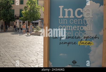 Inca, Spagna; ottobre 18 2021: Primo piano del poster pubblicitario del comune di Inca, annunciando il tradizionale mercato all'aperto, scritto in C. Foto Stock