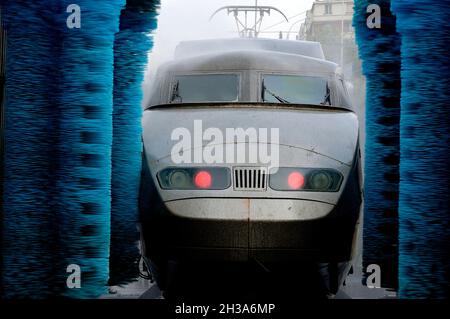 FRANCIA. VAL-DE-MARNE (94) CHARENTON-LE-PONT. MANUTENZIONE DEL TRENO AD ALTA VELOCITÀ TGV (STAZIONE DI LAVAGGIO AUTOMATIZZATA) Foto Stock