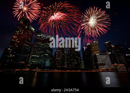 I fuochi d'artificio durante la vigilia di Capodanno a Singapore Foto Stock