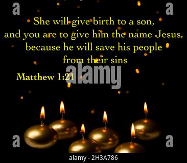 Versetto della bibbia di natale con candele accese e luci di Natale sullo sfondo Foto Stock
