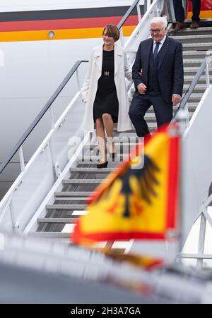 Dublino, Irlanda. 27 ottobre 2021. Il presidente tedesco Frank-Walter Steinmeier e sua moglie Elke Büdenbender arrivano all'aeroporto di Dublino. Il presidente federale Steinmeier e sua moglie si trovano in Irlanda per una visita di Stato di tre giorni. Credit: Bernd von Jutrczenka/dpa/Alamy Live News Foto Stock