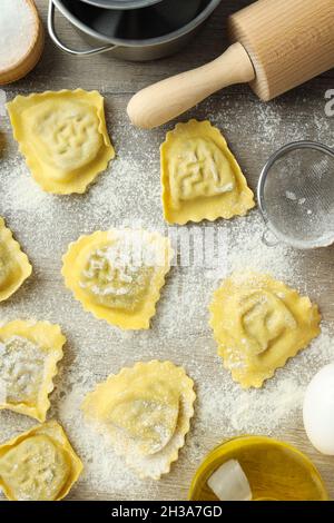 Concetto di cottura dei ravioli su sfondo ligneo Foto Stock