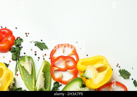 Concetto di gustoso cibo con peperone su sfondo bianco Foto Stock