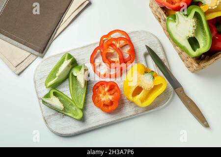 Concetto di gustoso cibo con peperone su sfondo bianco Foto Stock