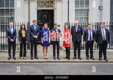 Westminster, Londra, Regno Unito, 27 ottobre 2021. Rishi Sunak, Cancelliere dello scacchiere, si pone al di fuori di Downing Street 11 con l'iconica casella rossa il Budget Day con i membri del team del Tesoro. Credit: Imagplotter/Alamy Live News Foto Stock