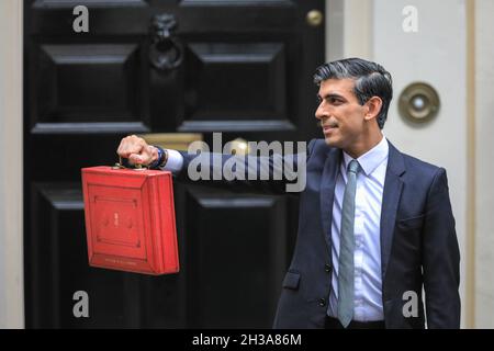 Westminster, Londra, Regno Unito, 27 ottobre 2021. Rishi Sunak, Cancelliere dello scacchiere, si pone al di fuori di Downing Street 11 con l'iconica casella rossa il Budget Day. Credit: Imagplotter/Alamy Live News Foto Stock