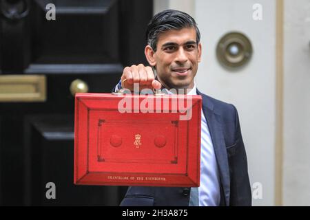 Westminster, Londra, Regno Unito, 27 ottobre 2021. Rishi Sunak, Cancelliere dello scacchiere, si pone al di fuori di Downing Street 11 con l'iconica casella rossa il Budget Day. Credit: Imagplotter/Alamy Live News Foto Stock