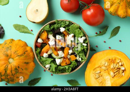 Concetto di cibo sano con insalata di zucca su sfondo menta Foto Stock