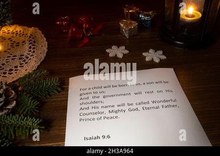 Versetto della bibbia di Natale con candele sullo sfondo Foto Stock