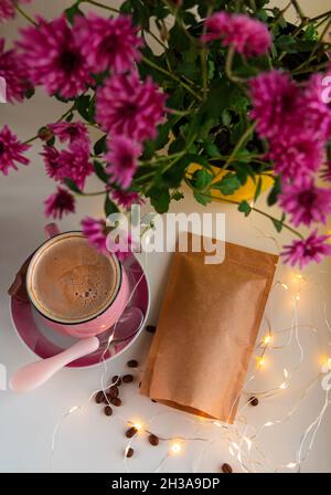 La busta di carta Kraft baga i chicchi di caffè. Confezione per alimenti modello mockup Pack chiusura per tè foglie cacao peso prodotto. Tazza Foto Stock