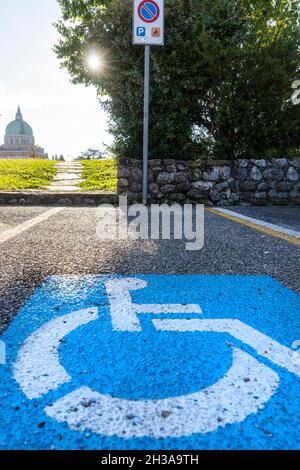 l'area riservata ai parcheggi per disabili Foto Stock