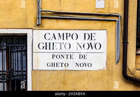 29 settembre 2017 - Venezia, Veneto, Italia: Campo e ponte Ghetto Novo, lastrina di strada sulle mura del quartiere ebraico di Venezia Foto Stock