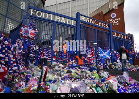 I tributi continuano ad essere deposti all'Ibrox Stadium in memoria dell'ex Scozia, dei Rangers e dell'Everton manager Walter Smith, morto ieri (martedì 26 ottobre) a 73 anni. Data foto: Mercoledì 27 ottobre 2021. Foto Stock