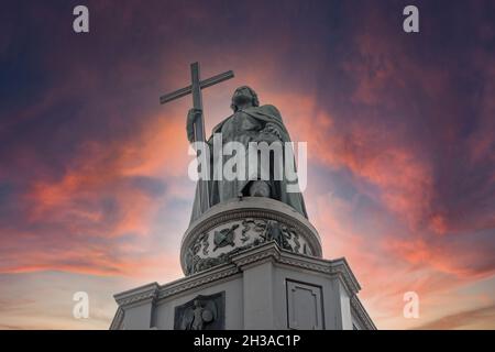 Vista di Volodymyr il grande monumento storico statua con drammatico sfondo cielo nella città di Kyiv. Foto Stock