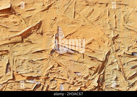 Vecchio muro di legno con crepe e struttura scheggiata. Foto Stock