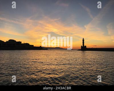 Faro nel vecchio porto veneziano di Chania durante il tramonto. Creta. Grecia. Foto Stock