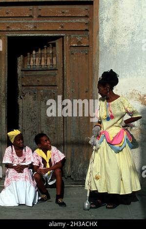 CUBA, SANTIAGO DE CUBA, PRA©PARATIFS DU CARNAVAL (COMPARSA 'KARABALI YZUAMA') Foto Stock