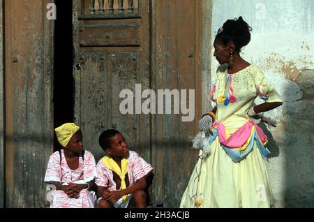 CUBA, SANTIAGO DE CUBA, PRA©PARATIFS DU CARNAVAL (COMPARSA 'KARABALI YZUAMA') Foto Stock