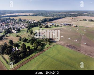 Immagine aerea sul villaggio di Weeting, Brandon in Inghilterra con la chiesa e le rovine del Castello di Weeting in primo piano Foto Stock